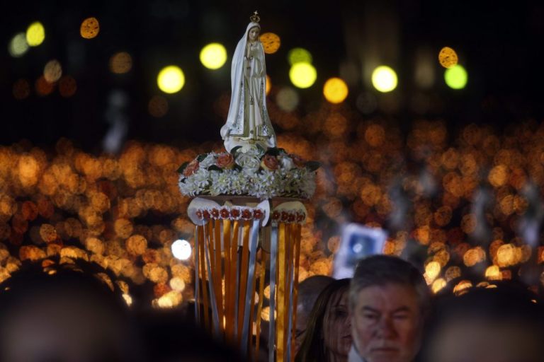 PN01. OUREM (PORTUGAL), 12/05/2015.- Peregrinos participan en la Procesión de las Velas cargando la imagen de una virgen hacia el Santuario de Fátima hoy, martes 12 de mayo de 2015, en Ourem (Portugal). EFE/PAULO NOVAIS
